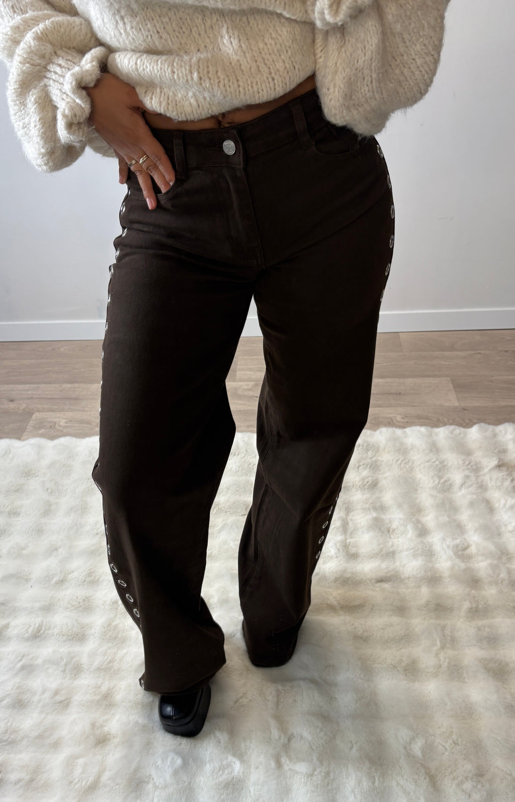 PANTALON DROIT A OEILLETS