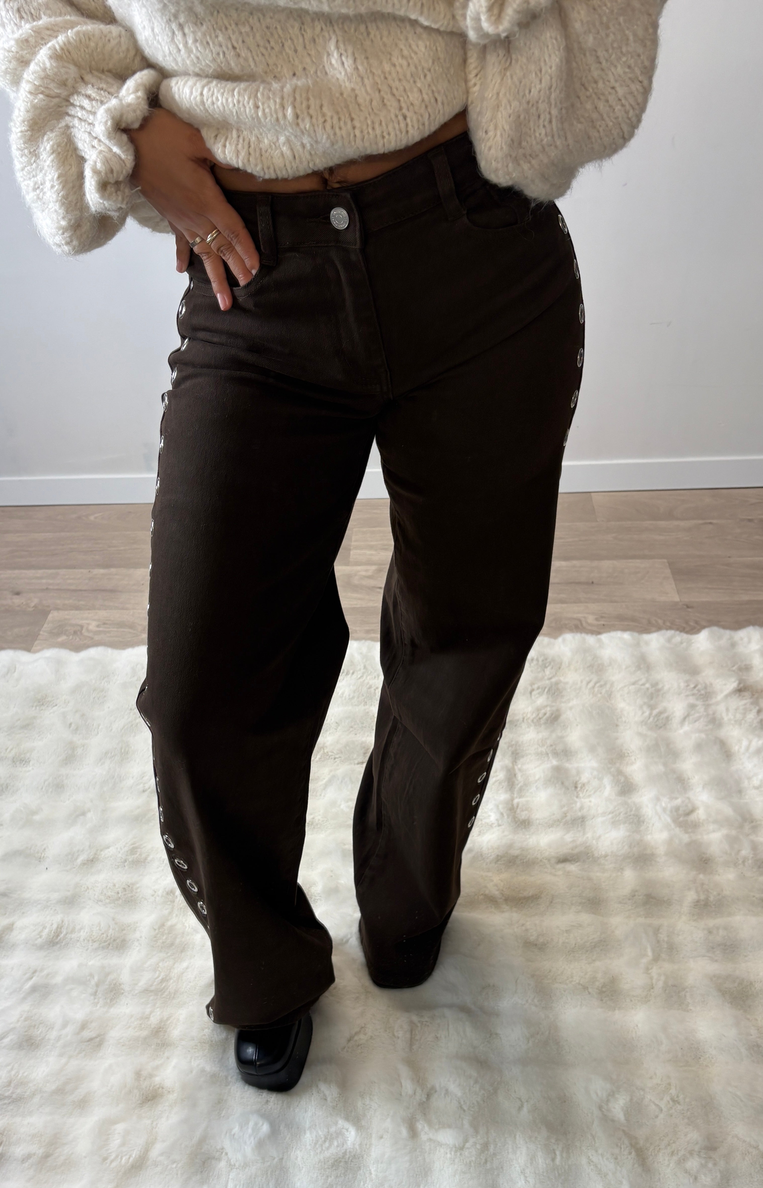 PANTALON DROIT A OEILLETS